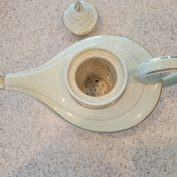 Vintage Hall Autum Leaves Teapot - Picture 3 of 4